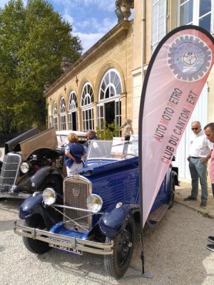 Exposition de véhicules anciens au château d'Alphéran