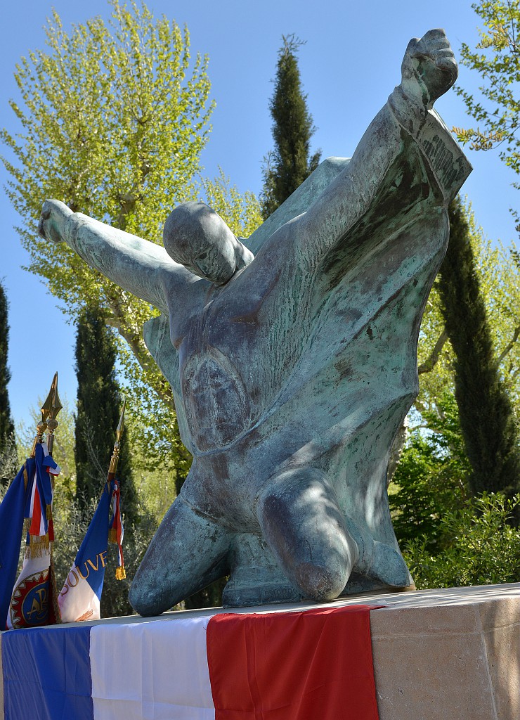Le monument dédié au peuple arménien, situé devant l'Office du tourisme